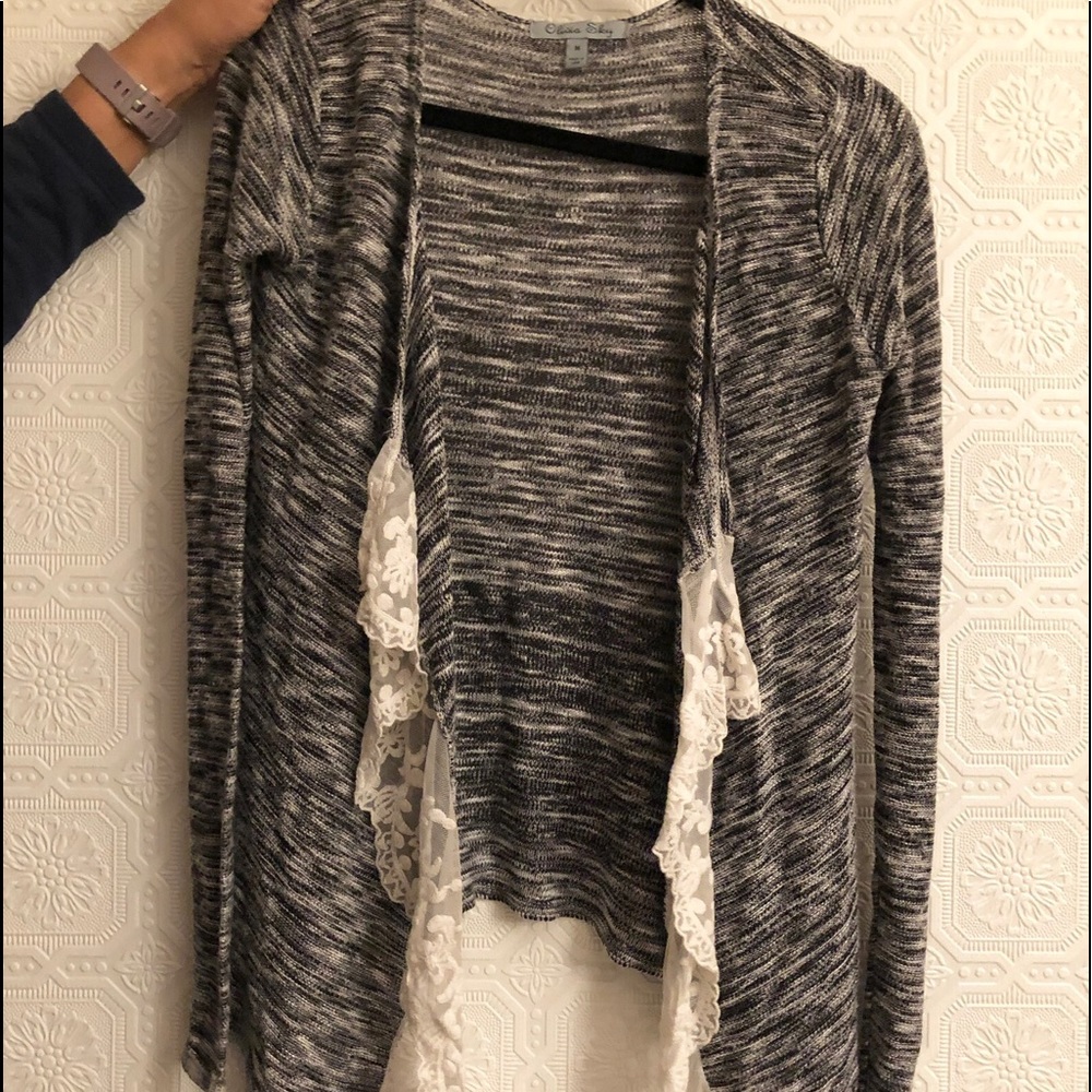 Gnarled sweater with white lace